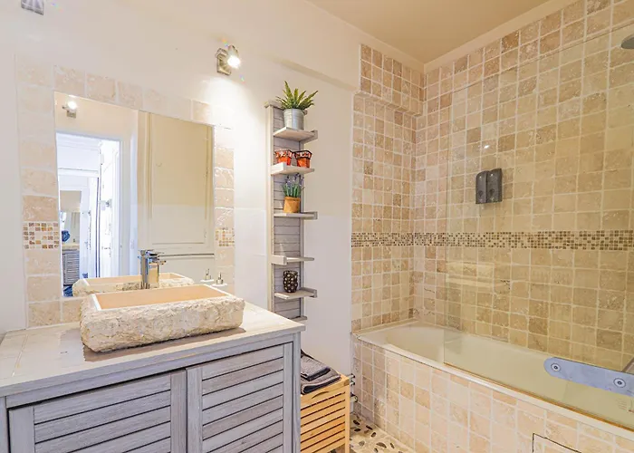 Apartment-4p -pierre Leve With Netflix Lägenhet *